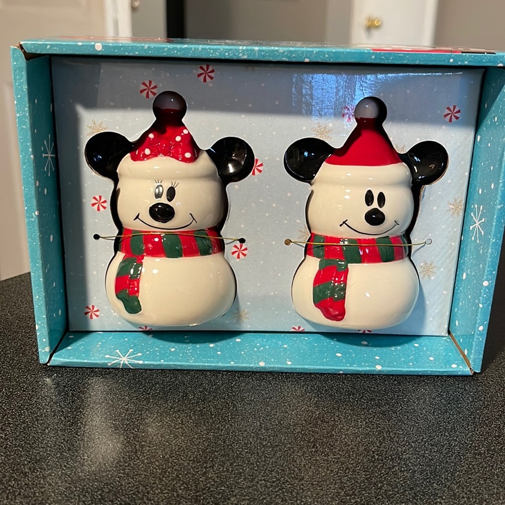 Disney Mickey and Minnie ceramic salt and pepper shakers nwt very rare